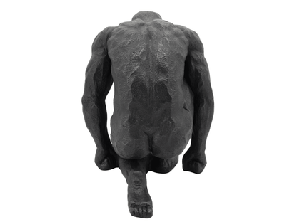 La scultura dell'uomo inginocchiato