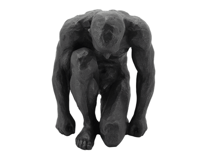 La scultura dell'uomo inginocchiato